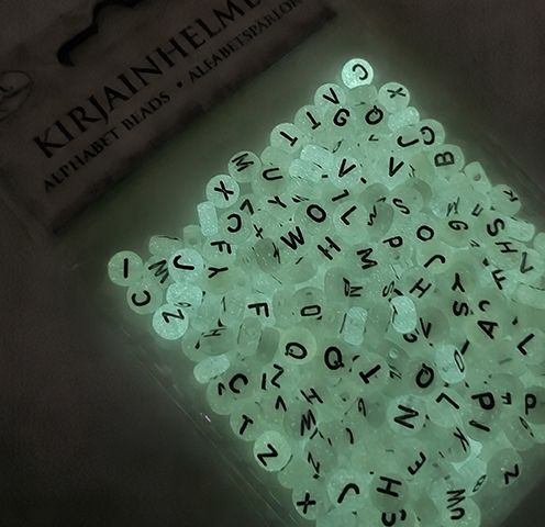 Kirjainhelmet pimeässä hohtavat 300kpl